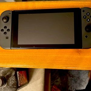 Selling a regular sized black Nintendo switch. Barely used at all.